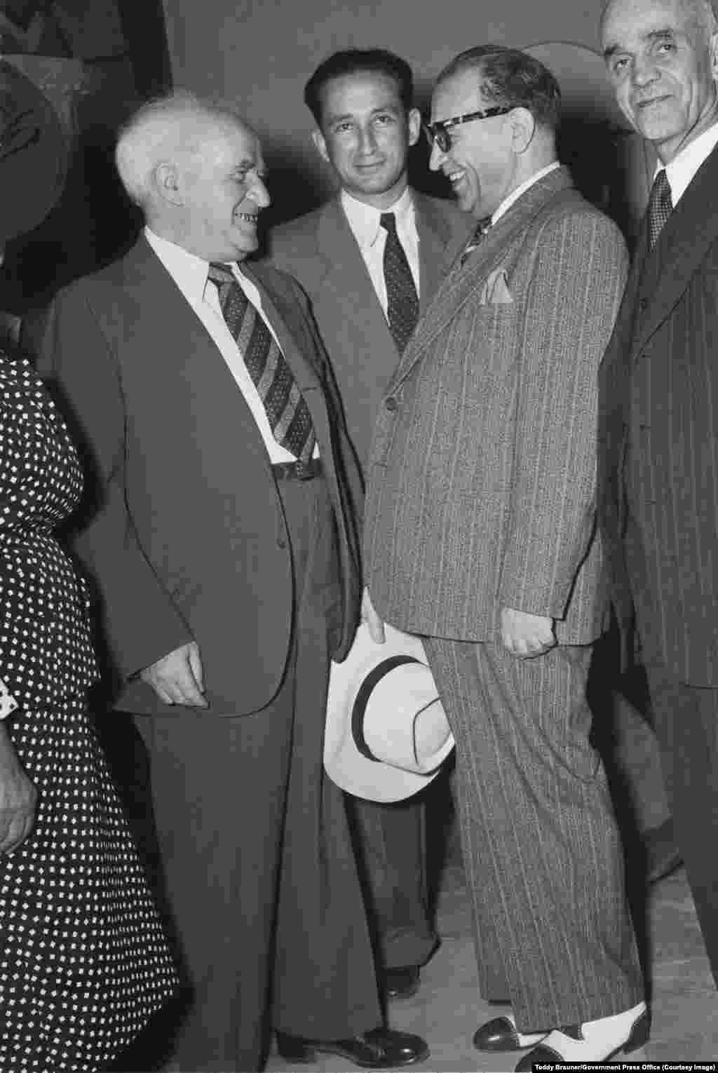 Първият премиер на Израел Давид Бен Гурион (вляво) се среща с иранския дипломат Реза Сафиния (в раиран костюм) на парти, организирано от иранска делегация в Йерусалим през 1950 г. Отношенията между двете страни стават толкова добри и дори започват ежедневни полети между Техеран и Тел Авив. Тайно Иран и Израел работят заедно за съвместно разработване на ракетна система.