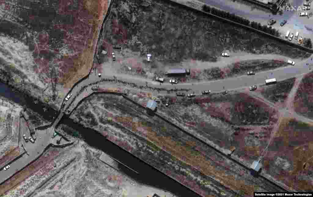 Въздушен поглед към хората, които се движат през контролно-пропускателните пунктове на летището в Кабул.