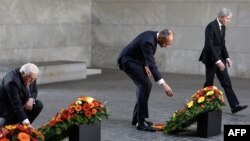 Германският президент Франк-Валтер Щайнмайер, канцлерът Фридрих Мерц и председателят на Федералния конституционен съд Щефан Харбарт поднасят венец на 8 май 2025 г. в мемориала Нойе Вахе в Берлин.