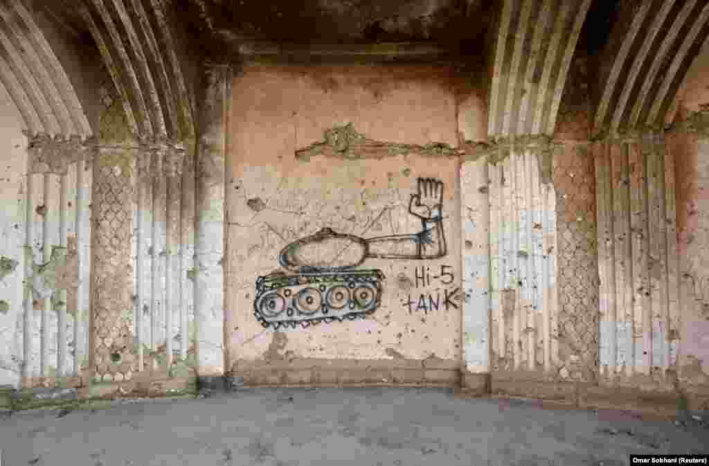 Танк, изрисуван със спрей върху стените на двореца Дарил Аман, Кабул. Сградата днес е в последен етап на реставрация, след като десетилетия наред е била в руини. Не е ясно дали, подобно на Райхстага, реставрацията ще запази някои от графитите вътре.