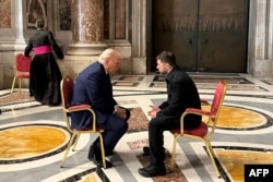 Кадър от кратката среща между президентите на САЩ и Украйна Доналд Тръмп и Володимир Зеленски преди началото на траурната церемония по погребението на папа Франциск, 26 април 2025 г.