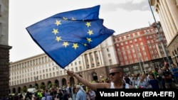 Снимката е илюстративна. Мъж развява знамето на ЕС на протест през 2020 г.