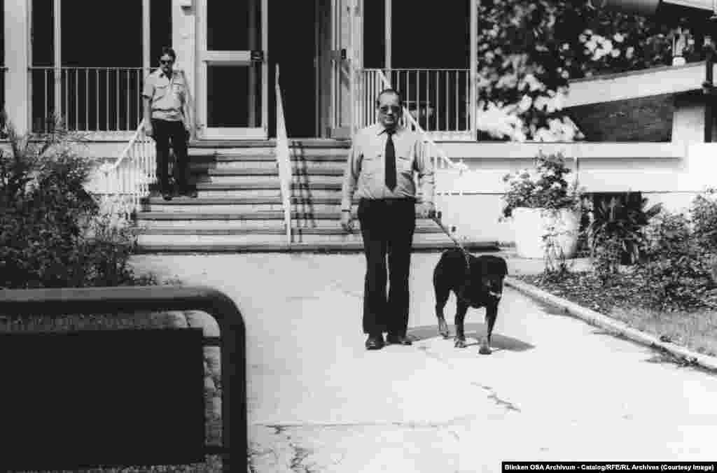 Охраната в Мюнхен през 1882 г.Отделни журналисти и хора, подпомагащи радиото също са обект на атаки на службите на комунистическите държави. Българинът Георги Марков, който стои зад серия от репортажи за живота под комунистическа власт за RFE/RL е убит чрез отравяне в Лондон през 1978 г.