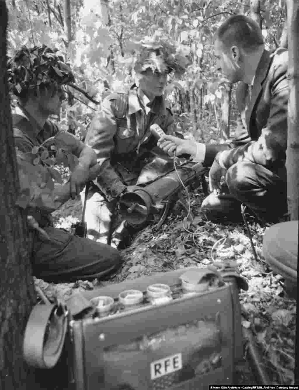 Кореспондентът на RFE в Берлин Том Бодин разговаря с американски войник по време на англо-американско учение в Западен Берлин през 1964 г.Радиото се разглежда като идеалната медия, с която да се достига до хората, живеещи под властта на репресивни режими. От части защото това не оставя следи, които могат да ги уличат в незаконни действия. Слушателите могат да включат на чистотата на радиото, но после просто да я сменят с друга.