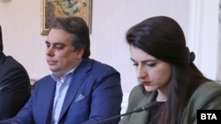 Лидерът на "Продължаваме промяната" Асен Василев и депутатката от партията Лена Бориславова