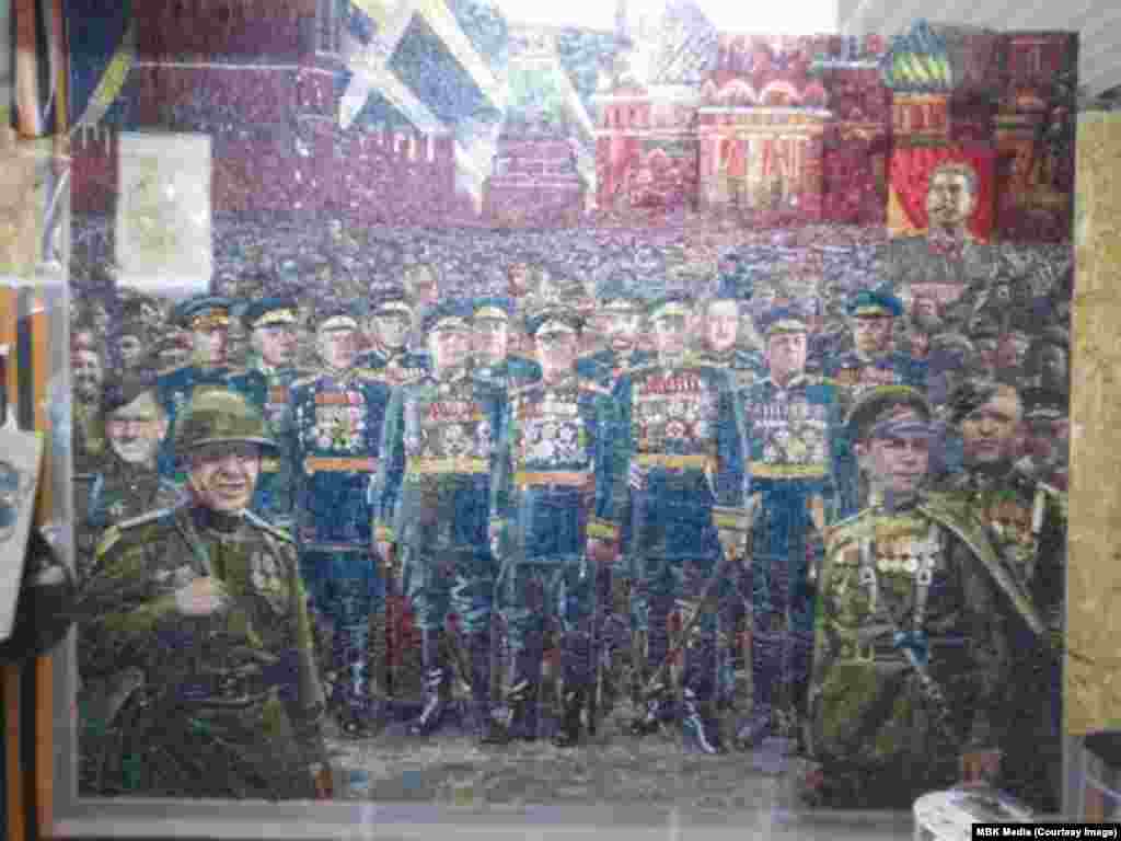 Друга мозайка изобразява плакат на Сталин в горния десен ъгъл. Говорител на катедралата по-късно потвърди автентичността на снимките, на които е изобразен съветският диктатор, отговорен за смъртта на милиони съветски граждани и за разрушаването на стотици църкви и манастири. Пред държавните медии говорителят каза: &quot;Не на всеки му харесва [изображението на Сталин], много от нашите близки са били несправедливо репресирани [по време на неговото управление], включително и аз имам такива. Но не можем да извадим тази страница от историята&quot;.