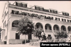 Почивната станция на учителската каса в курорта "Св. Константин" край Варна, около 1930 г. Снимката е от фейсбук страницата на Българския архитектурен модернизъм.