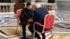 Президентите на Украйна Володимир Зеленски (вляво) и на САЩ Доналд Тръмп разговаряха 15 минути насаме във Ватикана, 26 април 2025 г.