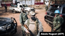 Руски "инструктор" заедно с двама военни от Руанда контролират изборите в ЦАР през декември, 2020 г.