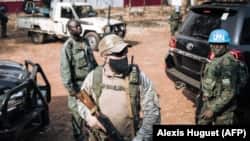 Руски "инструктор" заедно с двама военни от Руанда контролират изборите в ЦАР през декември, 2020 г.