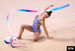 Магдалена Вълкова в съчетание с лента на Световното първенство по художествена гимнастика за девойки, 22 юни 2025