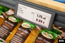 В някои супермаркети в България вече е въведено двойно обозначаване на цените в евро и в левове.