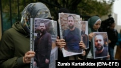 Хора протестират пред германското посолство в Тбилиси с портрети на Зелимхан Хангошвили през септември 2019 г.