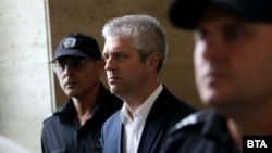 Съдебната охрана конвоира кмета на Варна Благомир Коцев в Софийския апелативен съд, 17 юли 2025 г.