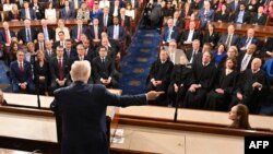 Президентът на САЩ Доналд Тръмп жестикулира, докато говори по време на своето обръщение към съвместната сесия на Конгреса на САЩ във Вашингтон, окръг Колумбия, 4 март 2025 г.