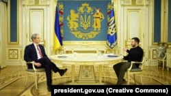 Украинският президент Володимир Зеленски и финансовият министър на САЩ Скот Бесент (ляво). Киев, 12 февруари 2025 г.