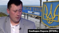 Владислав Задорин. На фона се вижда Змийския остров. Колаж