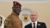Военният лидер на Буркина Фасо Ибрахим Траоре с руския президент Владимир Путин преди военния парад в чест на Деня на победата през 2025 г.