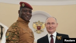 Военният лидер на Буркина Фасо Ибрахим Траоре с руския президент Владимир Путин преди военния парад в чест на Деня на победата през 2025 г.