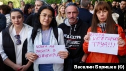 Светлана Аврамова и нейни колеги по време на протеста на медицински специалисти в София, 26 май.