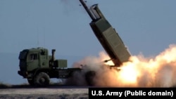 Високомобилните артилерийски ракетни системи (HIMARS) М142 се произвеждат от Локхийд Мартин.