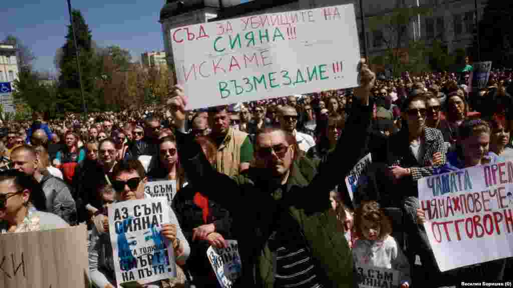 Това е пореден протест против "войната" по пътищата тази седмица. В събота хиляди хора в цялата страна поискаха безопасност по пътищата и призоваха за по-строги наказания за виновните за пътни инциденти.