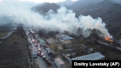 Етнически арменци ще се наложи да се изселят от района на Нагорни Карах, след сключеното споразумение между Русия, Аербайджан и Армения. Много от тях запалиха къщите си преди да си тръгнат
