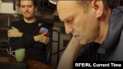 Христо Грозев (вляво) слуша разговора на Алексей Навални с човека, който го е отровил с Новичок.