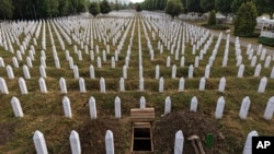 Мемориалният център на геноцида в Сребреница, в който току що е изкопан нов гроб заради предстояща погребална церемония, 10 юли 2025 г.