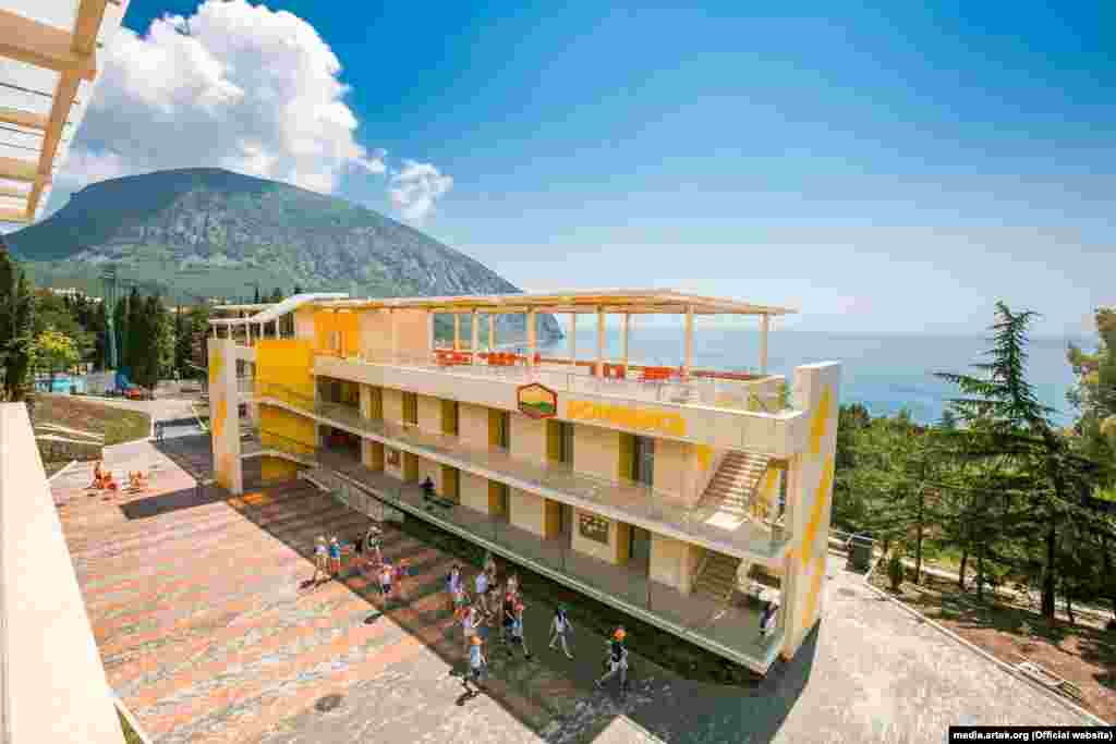 Изглед от лагер "Артек" от 2021 г.През 2024 г. лагерът и няколко души, свързани с неговата дейност бяха санкционирани от Европейския съюз заради това, че имат предполагаема роля в отвличането и задържането на украински деца. В много случаи на децата „не е било позволено да се върнат у дома и са били принуждавани да покажат подкрепата си за Русия“, се посочва в доклада за санкциите.