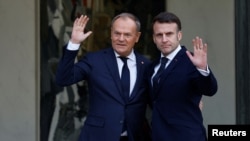 Премиерът на Полша Доналд Туск и президентът на Франция Еманюел Макрон по време на срещата на част от европейските лидери в Париж