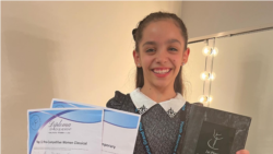 Илайда Хюсеинова позира, след като се е класирала за финалите в Ню Йорк на едно от най-престижните световни състезания по танци – Youth America Grand Prix (YAGP), Париж, ноември 2023 г. 