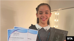 Илайда Хюсеинова позира, след като се е класирала за финалите в Ню Йорк на едно от най-престижните световни състезания по танци – Youth America Grand Prix (YAGP), Париж, ноември 2023 г. 