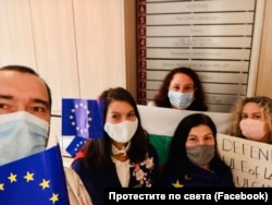 В Брюксел българите се обърнаха към централите на европейските партии в търсене на подкрепа към протестите и в желанието си да привлекат вниманието на европейските политици.