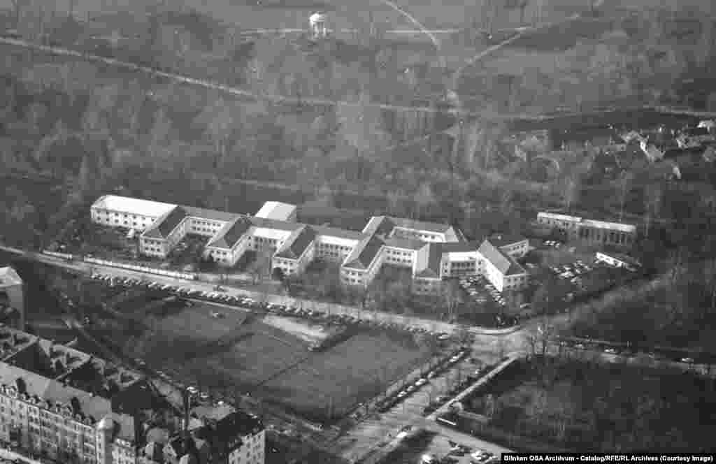 Централата на RFE се помещава в комплекс до Английския парк в Мюнхен.Докато RFE работи в държавни от Източна Европа, Радио Свобода (RL), сестринска организация, започва излъчвания за Съветския съюз през 1953 г.