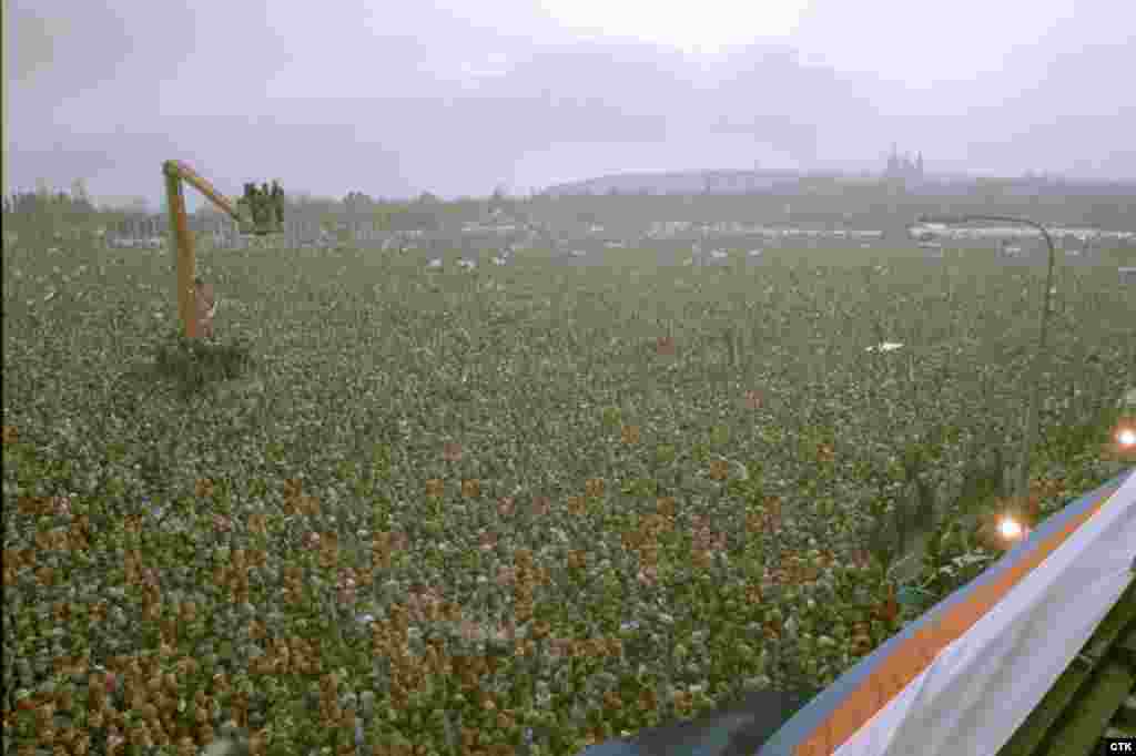 Вече е необходимо ново място за протестите, защото централните части на Прага отесняват. Половин милион души се събират на 26 ноември 1989 г. в парка Летна, за да чуят речта на Вацлав Хавел.&nbsp;