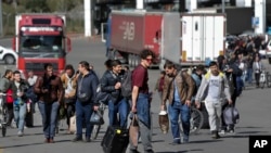 Руснаци, преминали границата при Верхний Ларс между Грузия и Русия ден, след като Путин обяви частична мобилизация, 27 септември 2022 г.