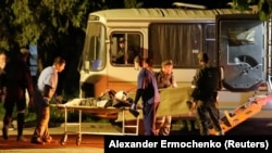 Ранените украински бойци пристигат в Новоазовск под ескорта на руската армия или проруските сепаратисти от Донбас. 