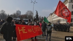 Участници в протеста срещу членството на България в еврозоната, подкрепен от "Възраждане"