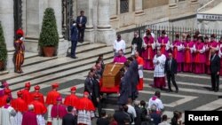 Ковчегът с тленните останки на папа Франциск пристига пред базиликата „Санта Мария Маджоре“ в Рим, 26 април 2025 г.