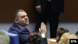 Санкционираният за корупция лидер на „ДПС – Ново начало“ Делян Пеевски по време на заседанието на парламента в четвъртък, 13 февруари 2025 г.
