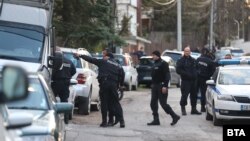 Десетки полицаи изпълниха района на т.нар. "сараи" на ул. "Беловодски път" в столичния кв. "Бояна" в събота, 12 април 2025 г.