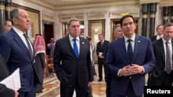 Снимката е публикувана от руското външно министерство в социалната мрежа „X“. На нея се виждат на предел план руският външен министър Сергей Лавров (ляво), съветникът на руския президент Юрий Ушаков и държавният секретар на САЩ Марко Рубио. Рияд, 18 февруари 2025 г.