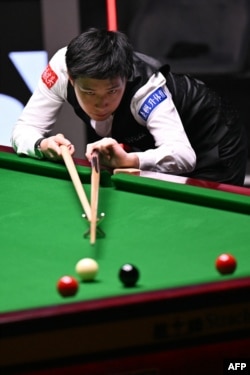 Джао Синтонг по време на втория ден от финала на Световното първенство по снукър срещу Марк Уилямс, 5 май 2025 г.