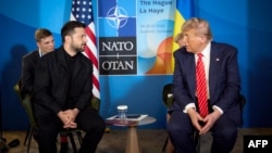 Украинският президент Володимир Зеленски разговаря с американския си колега Доналд Тръмп по време на срещата на върха на НАТО в Хага, 25 юни 2025 г.