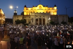 Протестиращи пред Народното събрание
