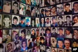 На 11 ноември 2017 г. снимки на загинали и изчезнали от клането в Сребреница през 1995 г. са поставени на стена в Женския съюз на Сребреница в Тузла, Босна.