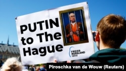 Протестиращи в Хага настояват Владимир Путин да бъде арестуван. 7 май 2024 г.