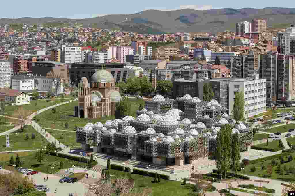 Държавната библиотека в Прищина, Косово - още един от емблематичните примери на стила брутализъм в архитектурата.