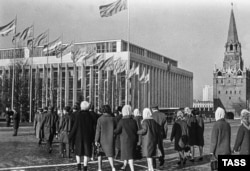 Делегати на 24-ия конгрес на КПСС (Комунистическа партия на Съветския съюз) преди заседанието. Москва, 30 март 1971 г.